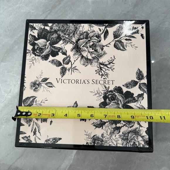 Victoria’s Secret Floral, Bunnies, And Butterflies Gift Wrapping Box - Picture 14 of 16